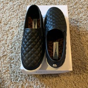 NIB Steve Madden Jecntrcq girls Size 2 quilted loafer shoe.